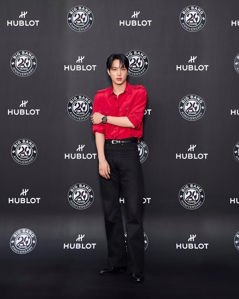 EXO成員Kai佩戴Big Bang 20週年UNICO皇金陶瓷限量腕錶。（Hublot提供）