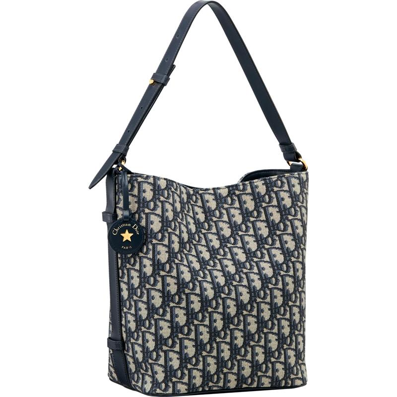 DiorStar米與黑色Oblique緹花水桶包，97,000元。（Dior提供）