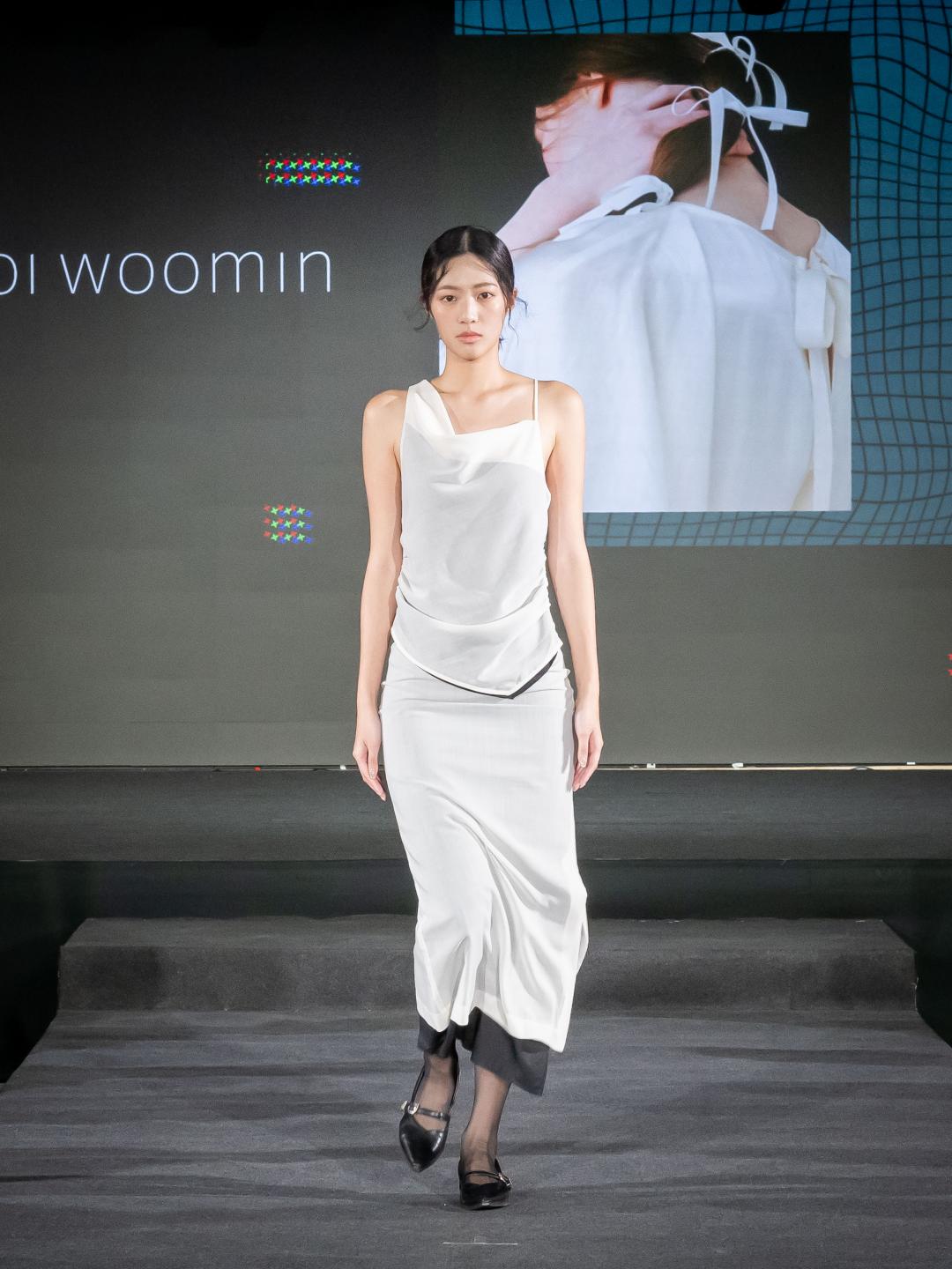首度參與的01 WOOMIN以工藝的精煉為核心，涵蓋透膚羊毛、純棉歐根紗與蠶絲棉，展現布料與結構細節的純粹之美。(臺北時裝週提供)