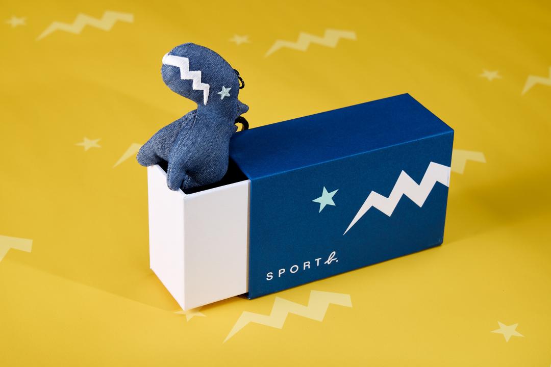 SPORT b.為標誌性的Dino恐龍換上丹寧造型，結合悠遊卡功能打造全新吊飾。