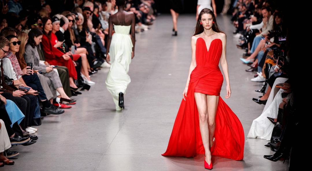 Stella Mccartney設計風格持續遊走於中性與柔美之間。（圖／法新社）