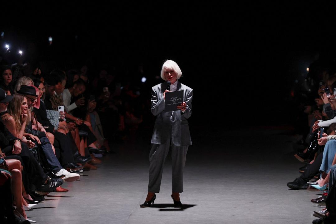 海倫米蘭開金嗓，秀前炒熱氣氛，先搶主人翁Stella Mccartney風采。（圖／路透）