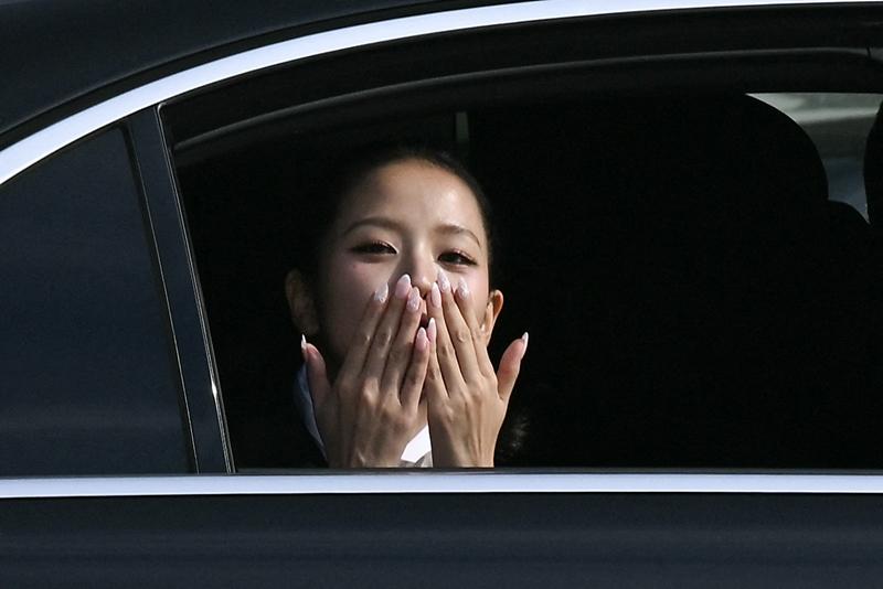 離去時Jisoo特別對車窗外守候的粉絲送出飛吻。（美聯社）