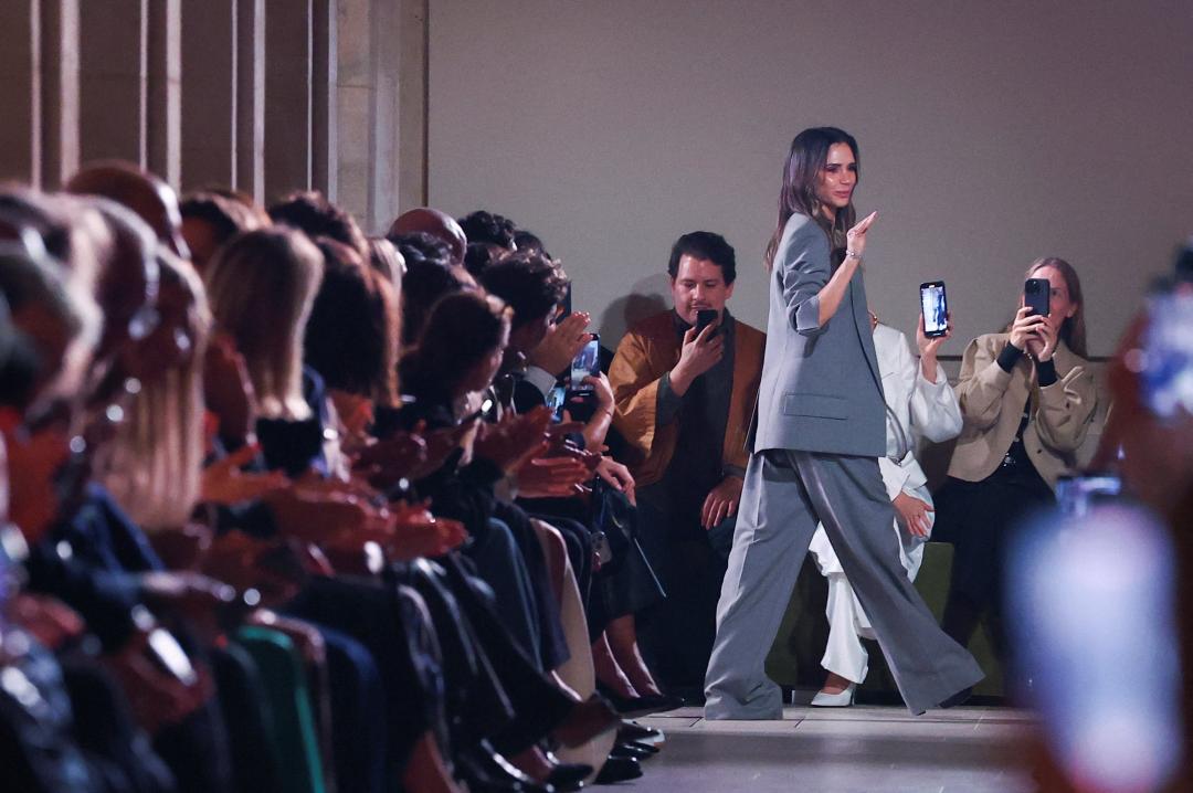 維多莉亞於巴黎時裝週（Paris Fashion Week）發表2026春夏系列大秀。(路透)