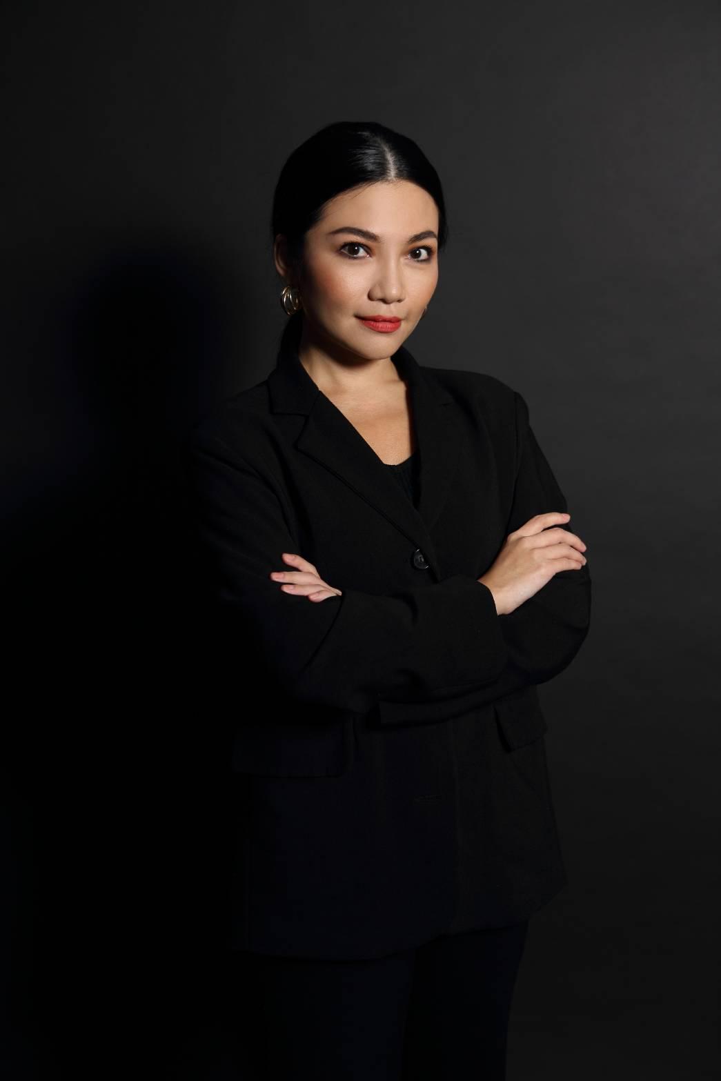 NARS品牌教育訓練講師 Miranda Lin，15年以上美妝產業經驗，曾任台北、首爾及馬來西亞時裝週後台首席彩妝師，並擔任多場大型演唱會後台彩妝師。