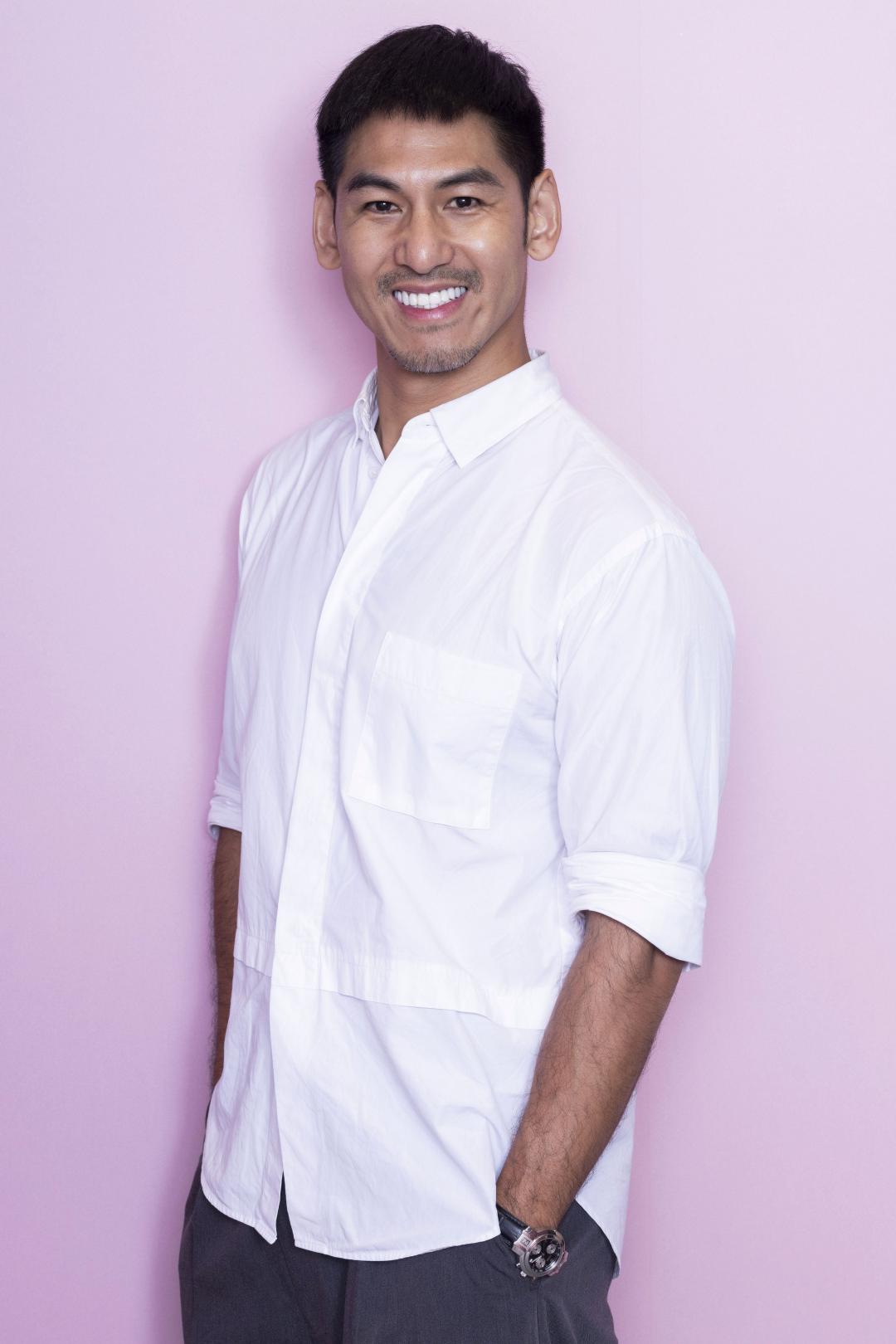 Bobbi Brown全球首席彩妝師Jet Yang楊中豪，自2000年起服務至今 25年，彩妝風格以「快速精準、無侷限的舞台明星妝感」著稱，完美體現Bobbi Brown 的品牌精神。