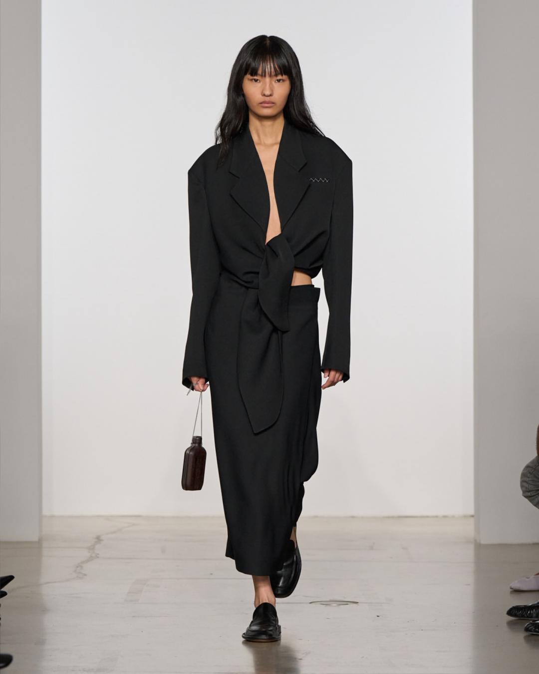Calvin Klein新任掌門人Veronica Leoni，在春夏以立體結飾與細膩打褶重塑簡約優雅的日常風格。（翻攝IG @calvinklein）