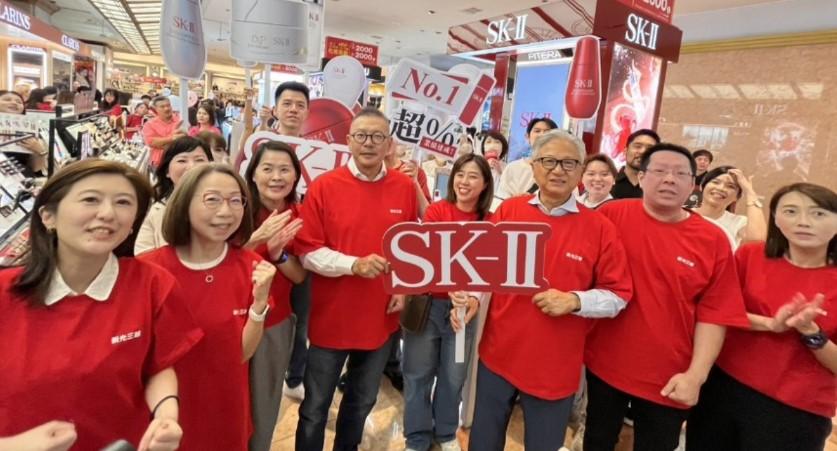 新光三越週年慶南西店率隊開跑 啦啦隊女神南珉貞助陣炒買氣 獨家80萬組限量美妝首賣