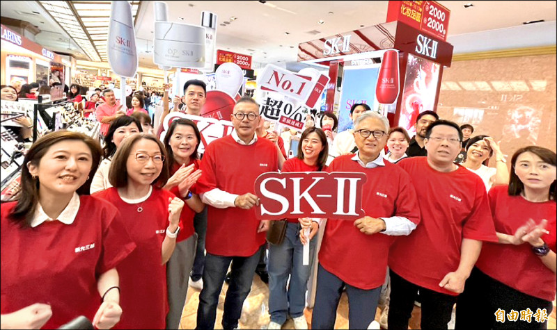 新光三越南西店週年慶開跑，執行副總吳昕昌（圖右2）、董事長吳東昇（圖右3）、總經理吳昕陽（圖右5）特別現身巡櫃。（記者劉雅嫺攝）