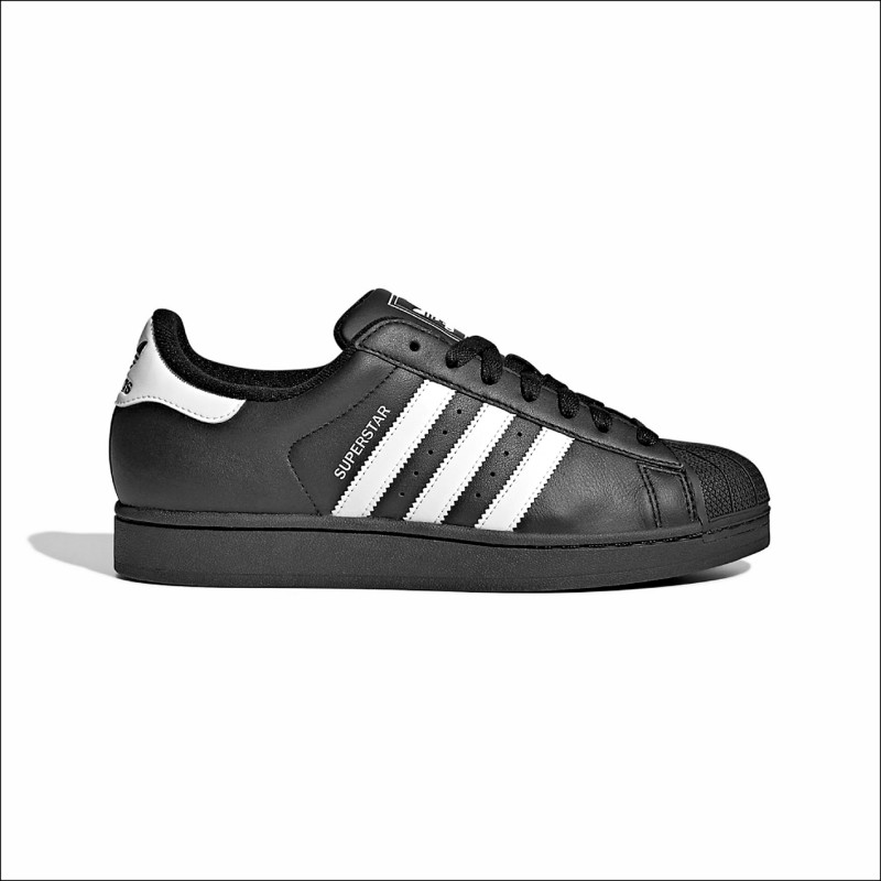 休閒運動類商品買氣持續發燒，業績成長達雙位數。adidas Originals SUPERSTAR II運動休閒鞋，推薦價3,690元。