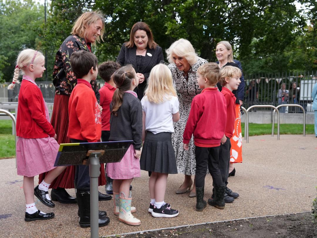 卡蜜拉王后作風親民。（路透）