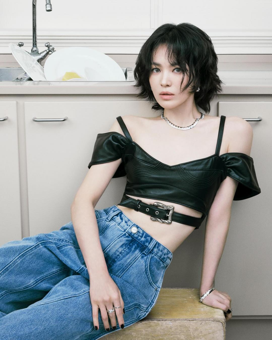 大方秀出香肩鎖骨，宋慧喬這幾年身材越來越好了。（翻攝自instagram）
