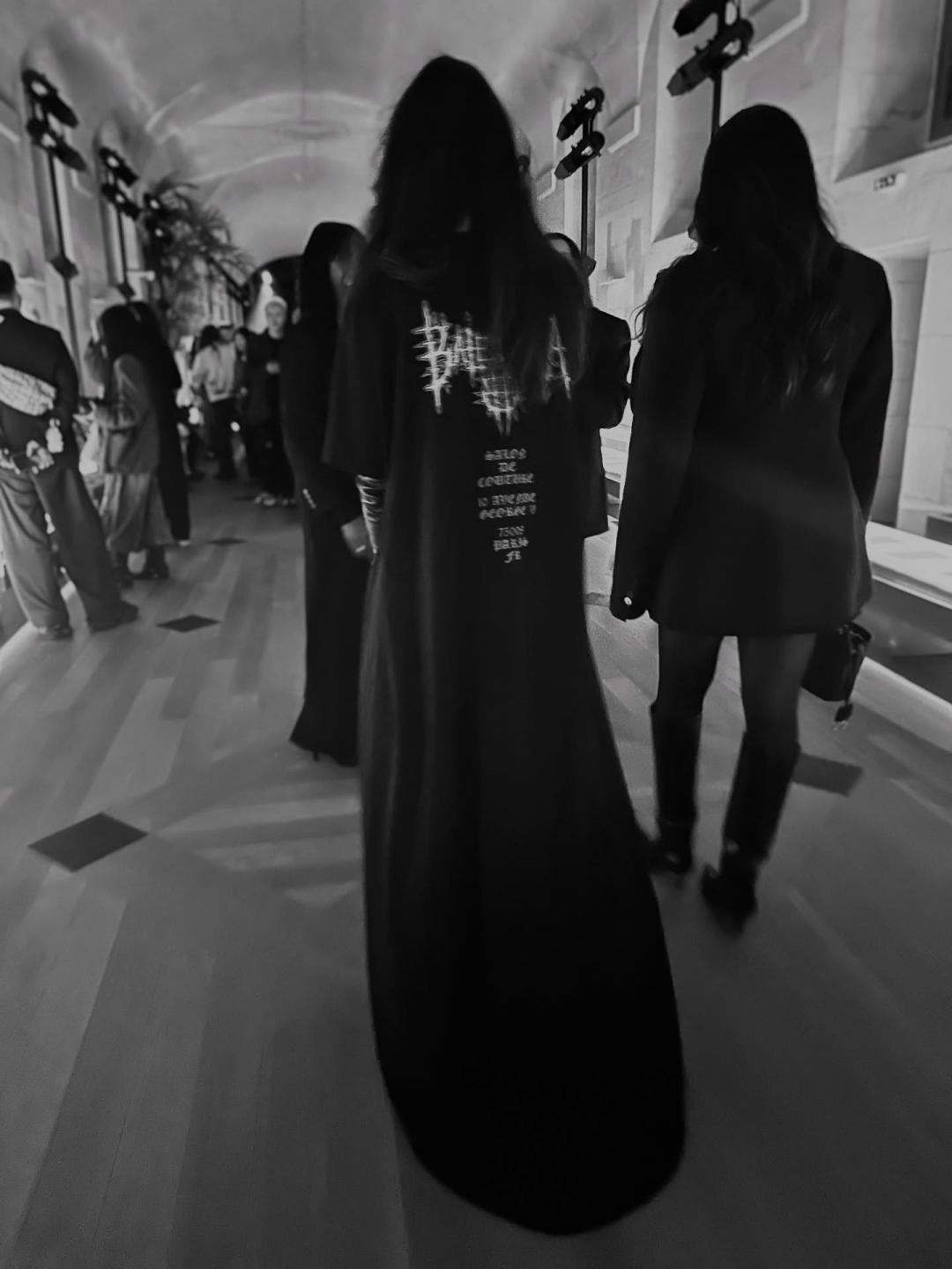 設計為長托襬的T恤搭配皮革長手套，更顯氣場。（翻攝自instagram）
