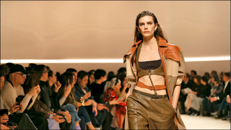 Hermès 2026春夏系列服裝細節中可見大量運用皮革拼接，呼應品牌歷史核心。