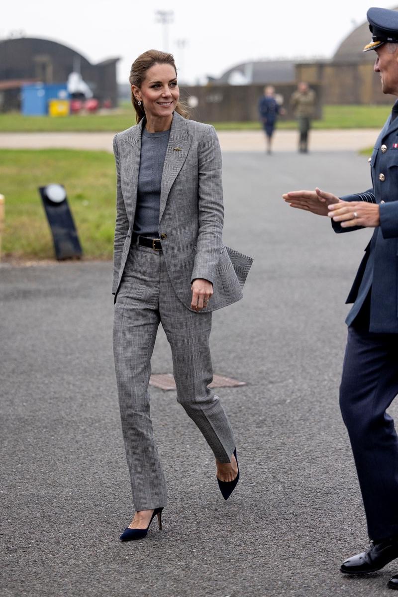 本月初凱特王妃造訪RAF Coningsby空軍基地，選穿屯西服套裝展現俐落身段。（路透）