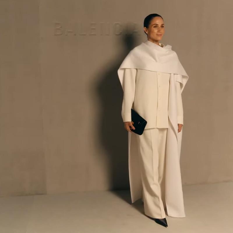梅根在巴黎出席Balenciaga2026春夏時裝秀，這是她首次在巴黎時裝週亮相。
