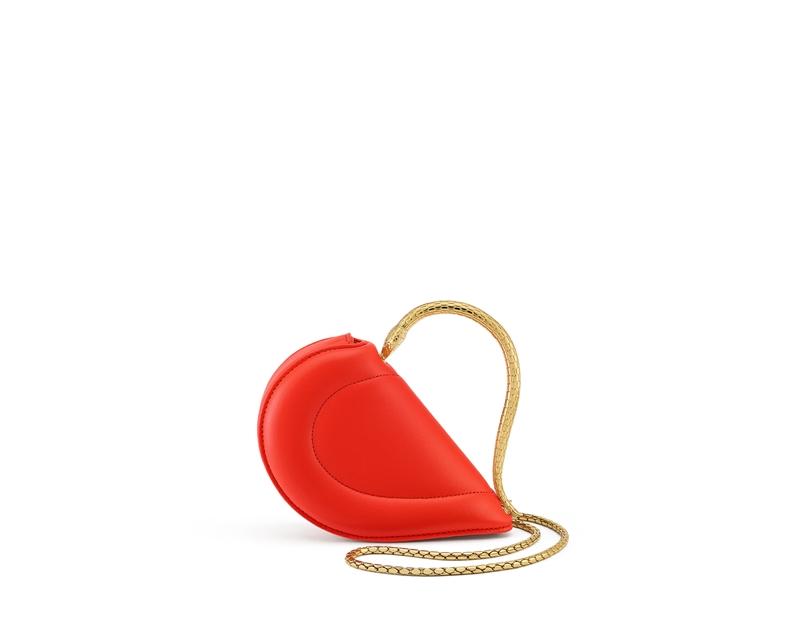 BVLGARI Serpenti Cuore 1968 艷橘錳鋁榴石色小牛皮迷你提包。（BVLGARI提供）