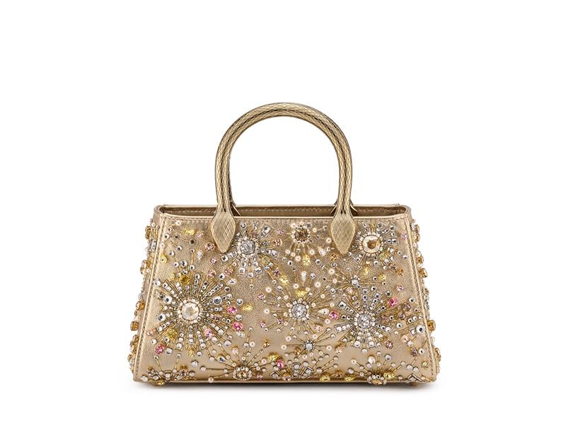 BVLGARI Serpentine Duette Fireworks Embroidery 金色小牛皮托特包。（BVLGARI提供）