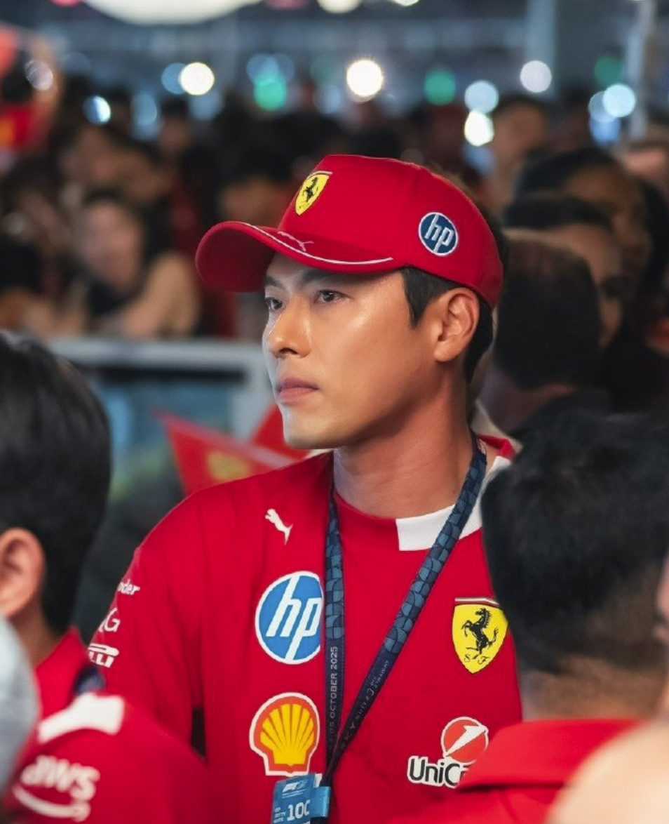 玄彬出席2025新加坡F1大獎賽法拉利之夜，秀出結實身材。(翻攝自Weibo)