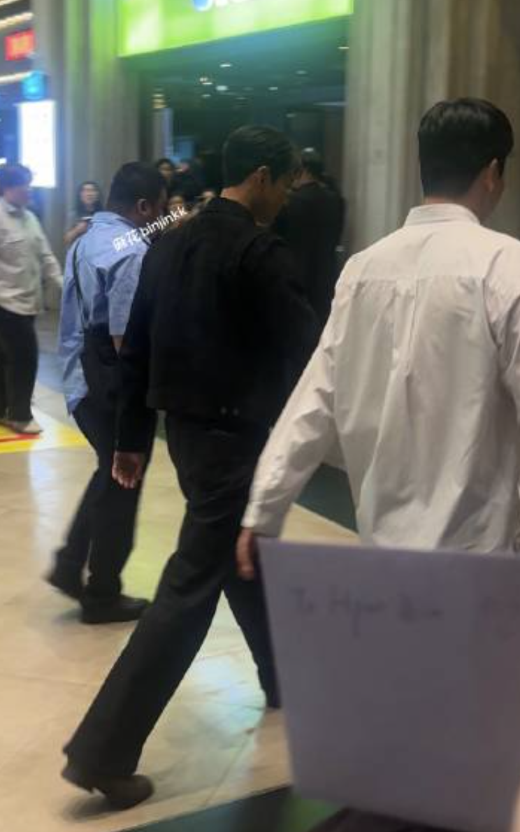 玄彬的高大身材引人注目。(翻攝自Weibo)