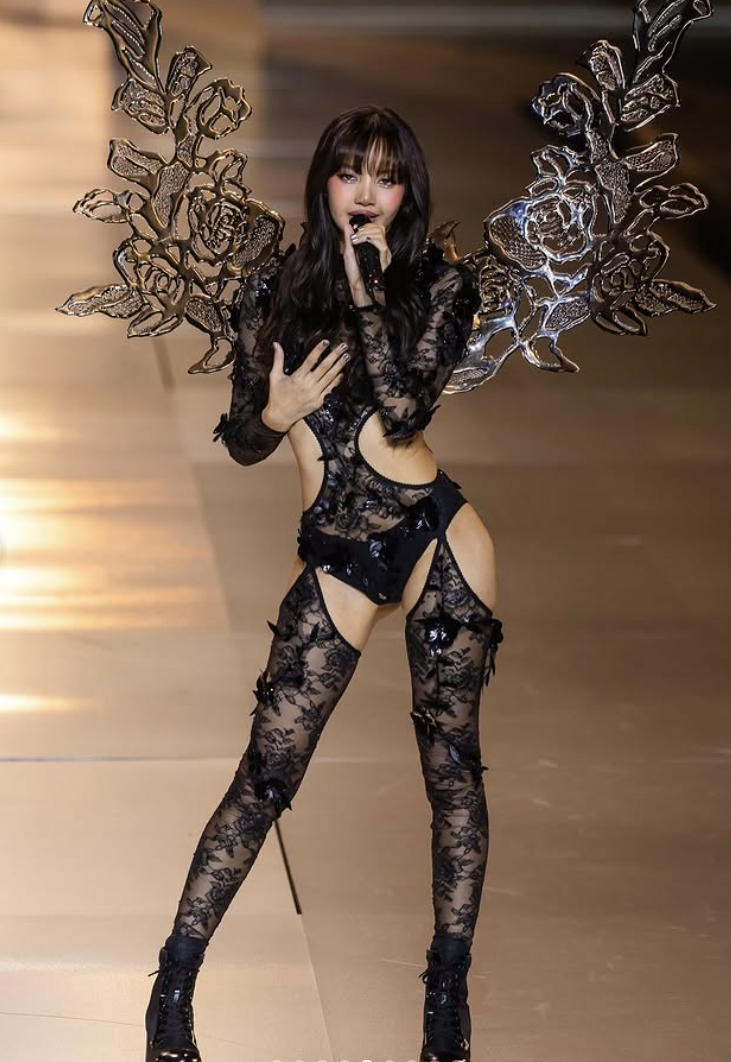 Lisa去年登上維密大秀，造型火辣。
