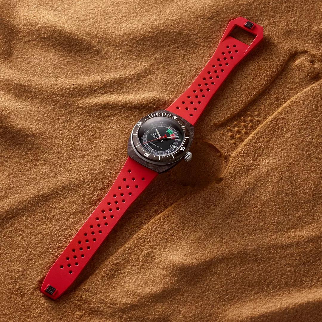 TISSOT Sideral系列自動腕錶，39毫米鍛造碳錶殼，33,000元。