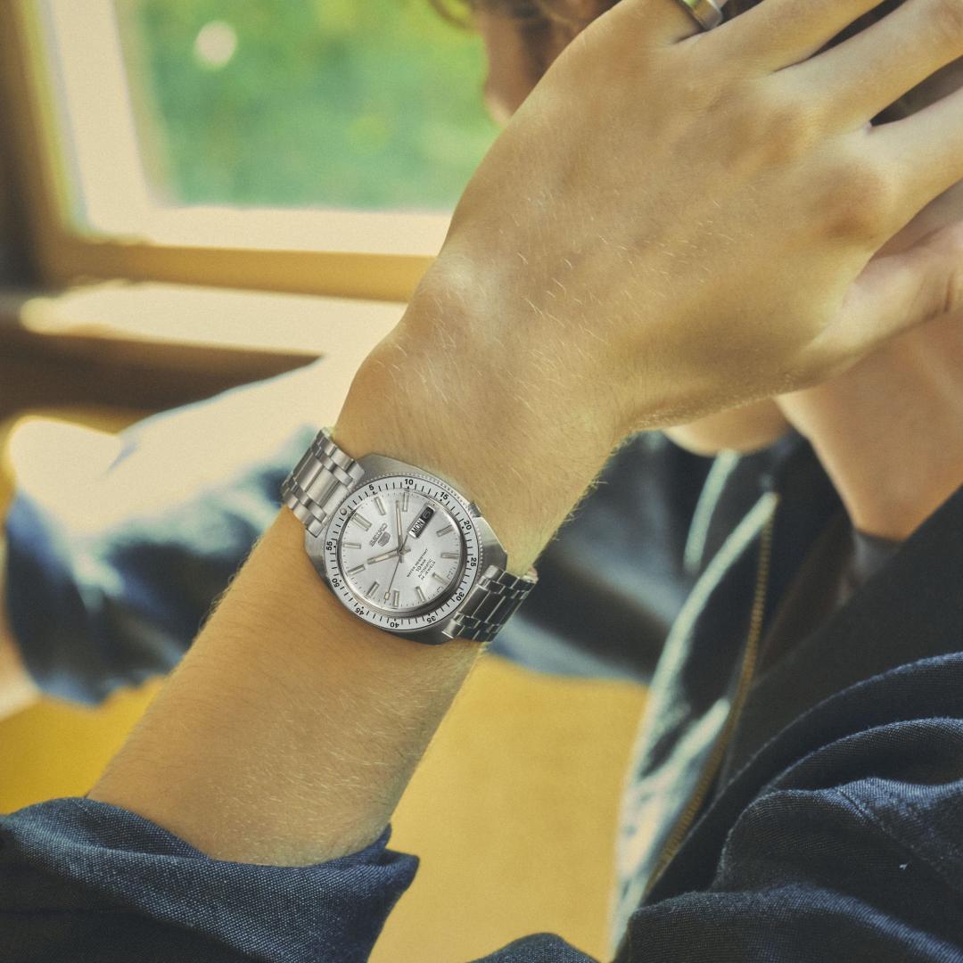 SEIKO 5 Sports以1965年潛水錶為靈感，錶殼呈現懷舊復古風格。