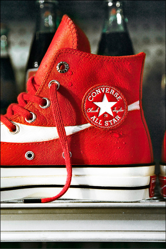 散發復古風的Converse×Coca-Cola Chuck 70，鞋孔與鞋側標誌靈感源於可口可樂經典瓶蓋設計。