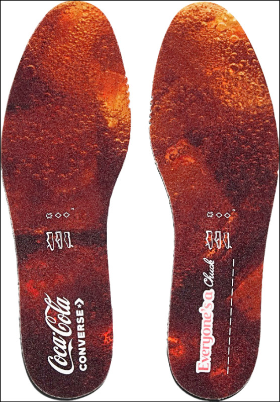 Converse×Coca-Cola Chuck 70鞋墊印上可樂汽水的圖樣，充滿細節巧思。