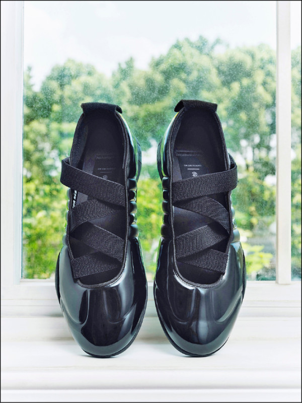 adidas Originals×CLOT Taekwondo by Caroline Hú閃耀黑款，揉合不同材質的黑豐富視覺層次，散發暗黑浪漫風格，5,290元。