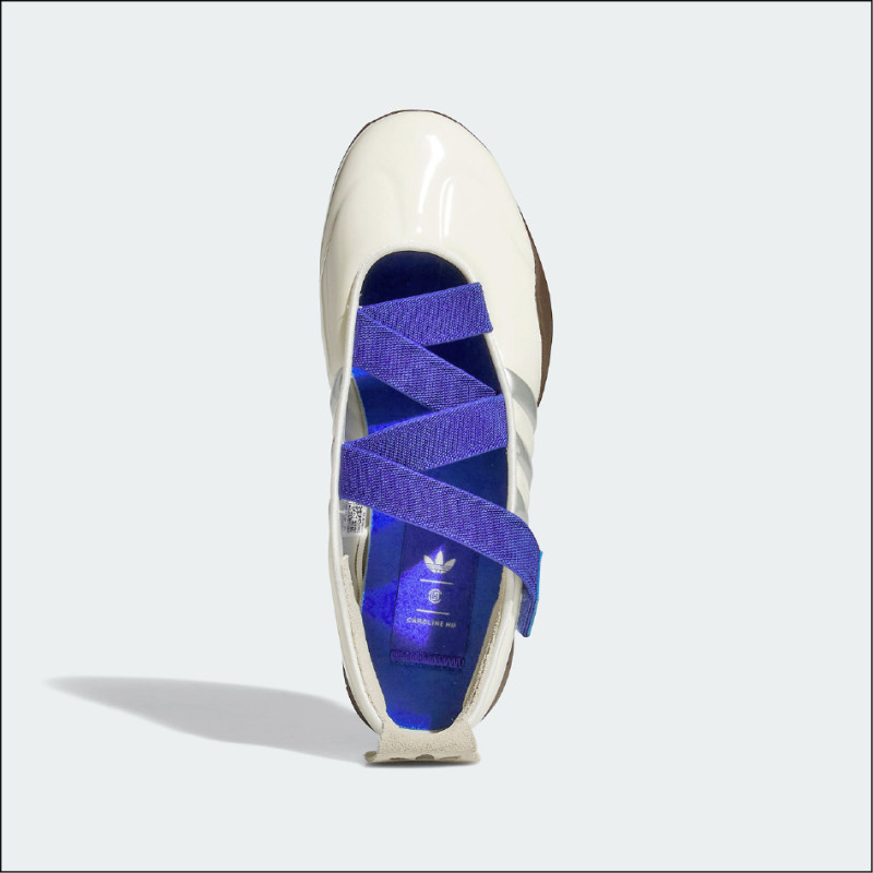 鞋身線條與鞋帶的撞色搭配，為浪漫基調挹注個性色彩。圖為adidas Originals×CLOT Taekwondo by Caroline Hú奶油白款，5,290元。