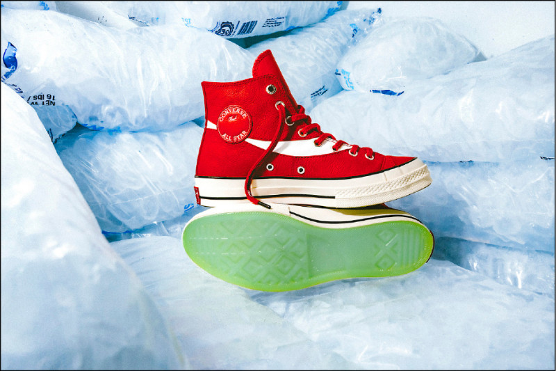 Converse×Coca-Cola聯名系列推出Chuck 70高筒皮革運動鞋，鞋底融入復古可樂瓶身的喬治亞綠色。3,380元。