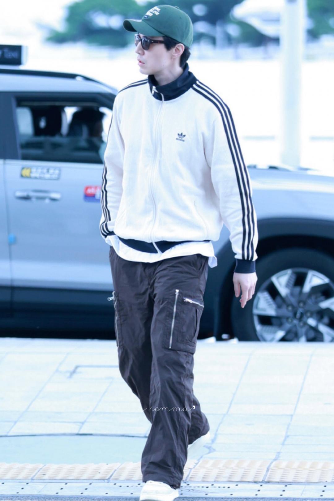 李棟旭這天以復古運動風格現身機場。