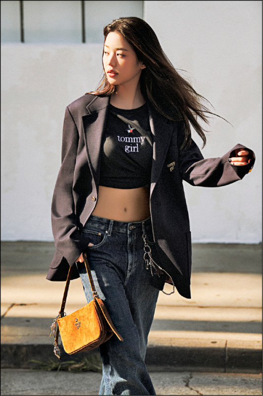 Tommy Jeans品牌大使張員瑛身穿Tommy Girl學院西裝外套（13,800元）混搭丹寧褲（價格店洽），手提Tommy Girl麂皮肩背包（7,580元）詮釋街頭個性感。
