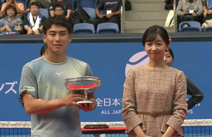 日本佳子以名譽會長身分，頒獎給選手。（翻攝自x@ちょこ）