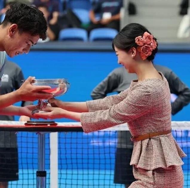 日本佳子頒天皇盃給獲勝的選手。（翻攝自ig@royal.fashion.daily）