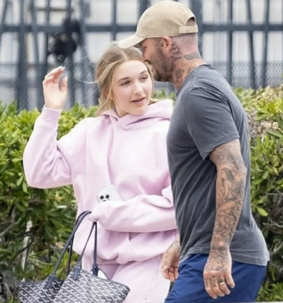 哈珀一身休閒搭配價值不凡的Goyard包包。