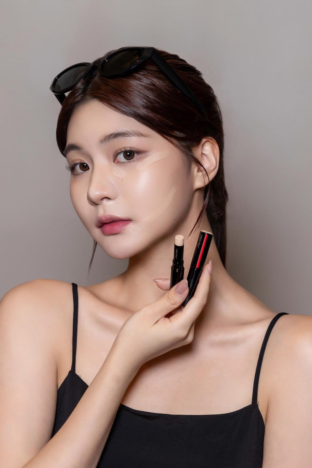 遮瑕、打亮、修容，30秒一筆搞定。