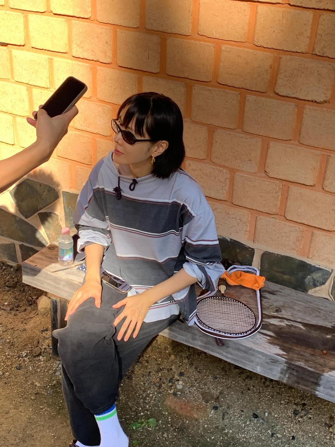 搭配超隨興的私服，讓粉絲狂讚果然是高顏值，任何髮型、服裝都能駕馭。 (翻攝自instagram)