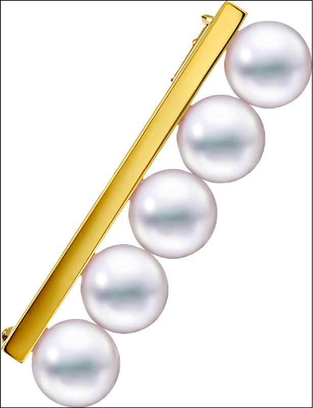 全新TASAKI Balance signature胸針，18K黃金鑲嵌Akoya珍珠，100,000元。