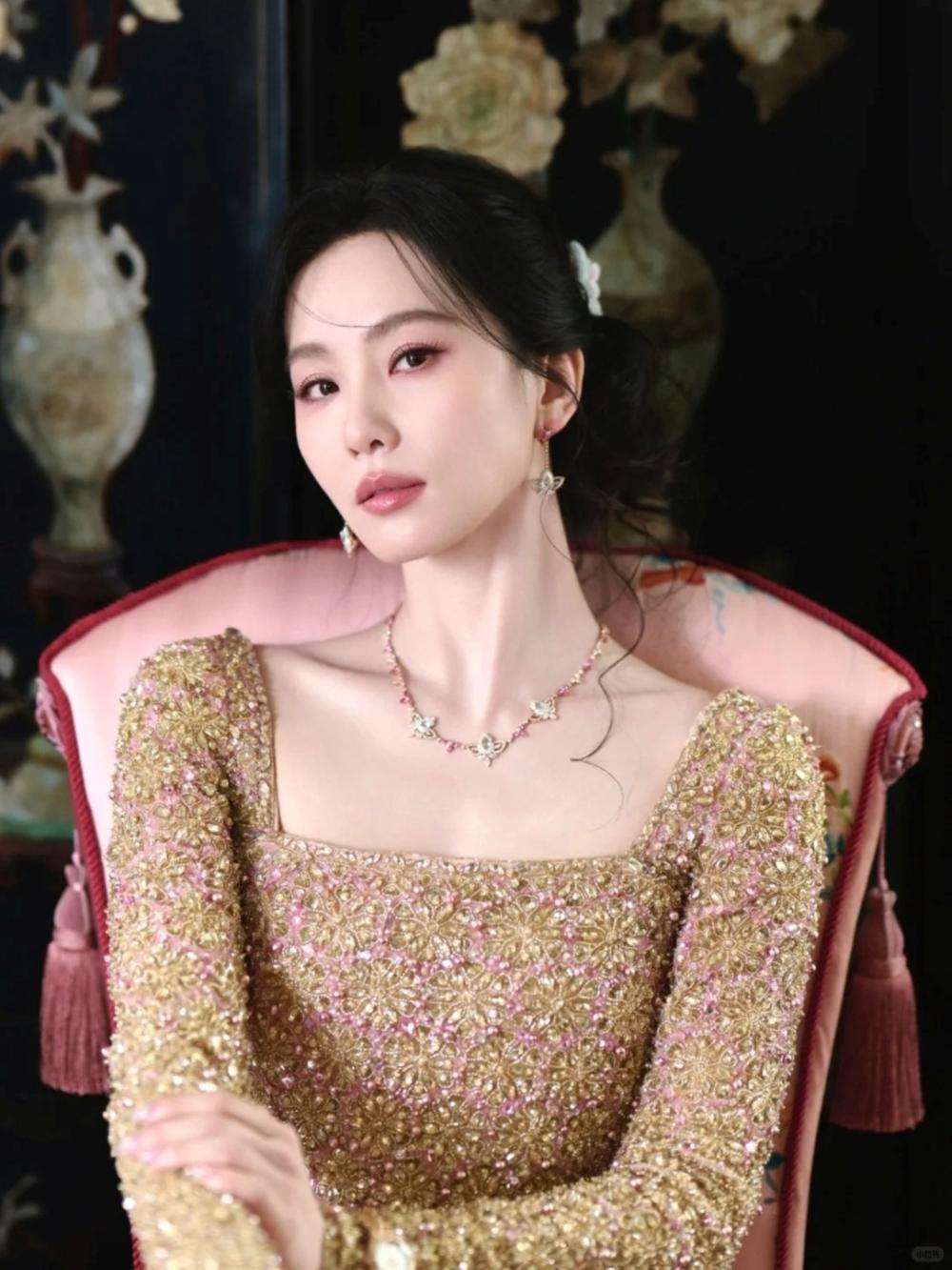 劉詩詩一連換上三套造型，展現性感且優雅的女神氣場。（Qeelin提供）