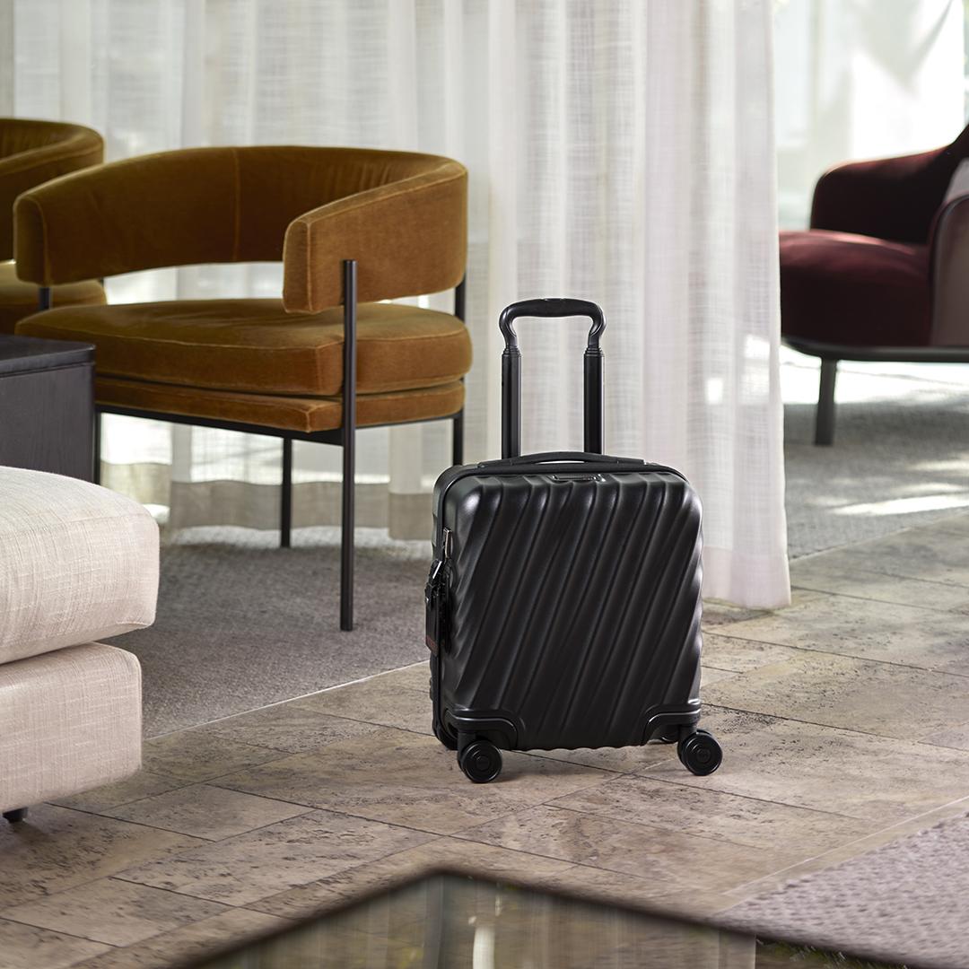TUMI 19 Degree系列，輕便公事包行李箱，26,800元。（TUMI提供）