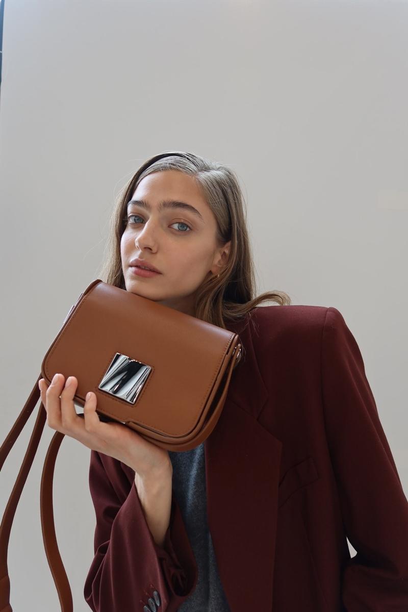 TUMI OLAS系列，小型皮革肩背包 (紅棕色)，20,800元。（TUMI提供）