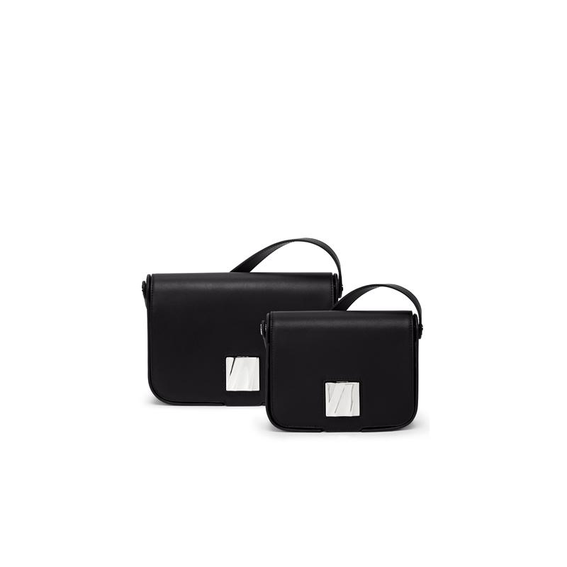 TUMI OLAS系列，小型皮革肩背包，20,800元；中型皮革肩背包，23,800元。 黑色（TUMI提供）