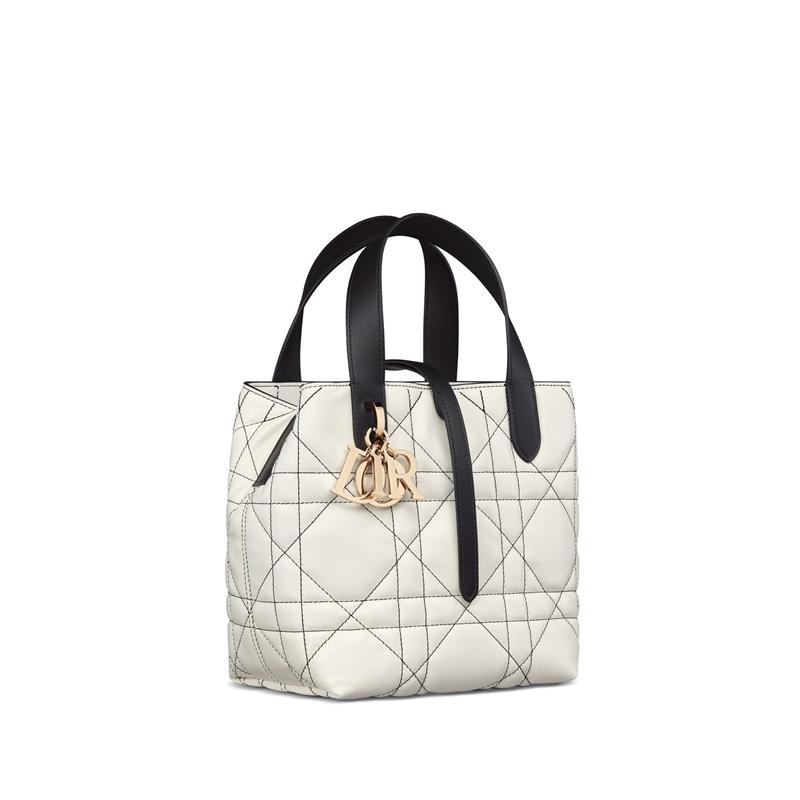 Dior Toujours黑白配色Macrocannage大型籐格紋小牛皮小型直式托特包，120,000元。（Dior提供）