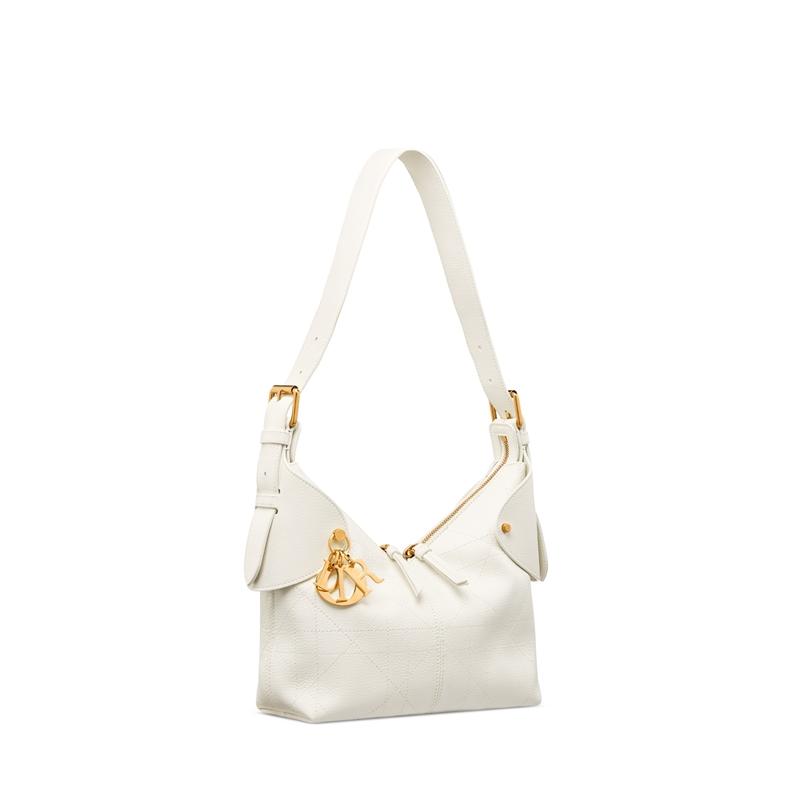 Dior Voyage 白色Flat Macrocannage小牛皮小型包款，145,000元。（Dior提供）
