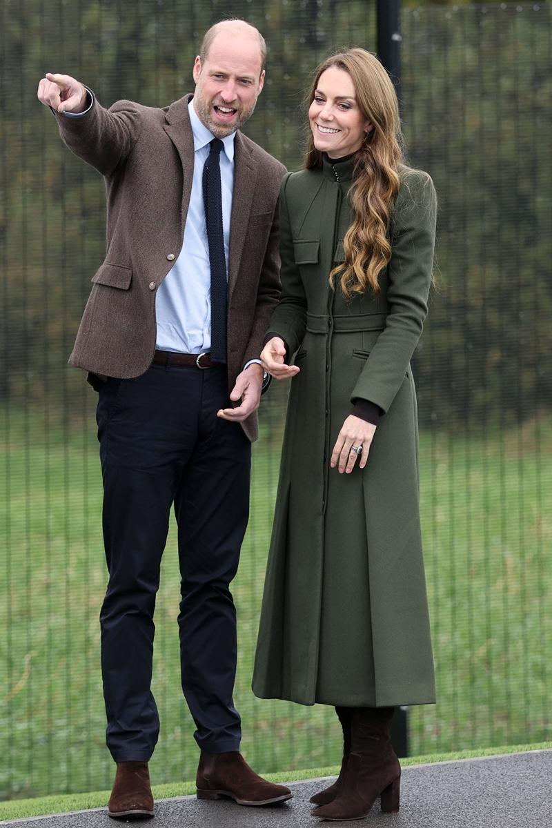 多次曝光的Alexander McQueen深綠色羊毛大衣，式凱特王妃的愛牌心頭好。（美聯社）