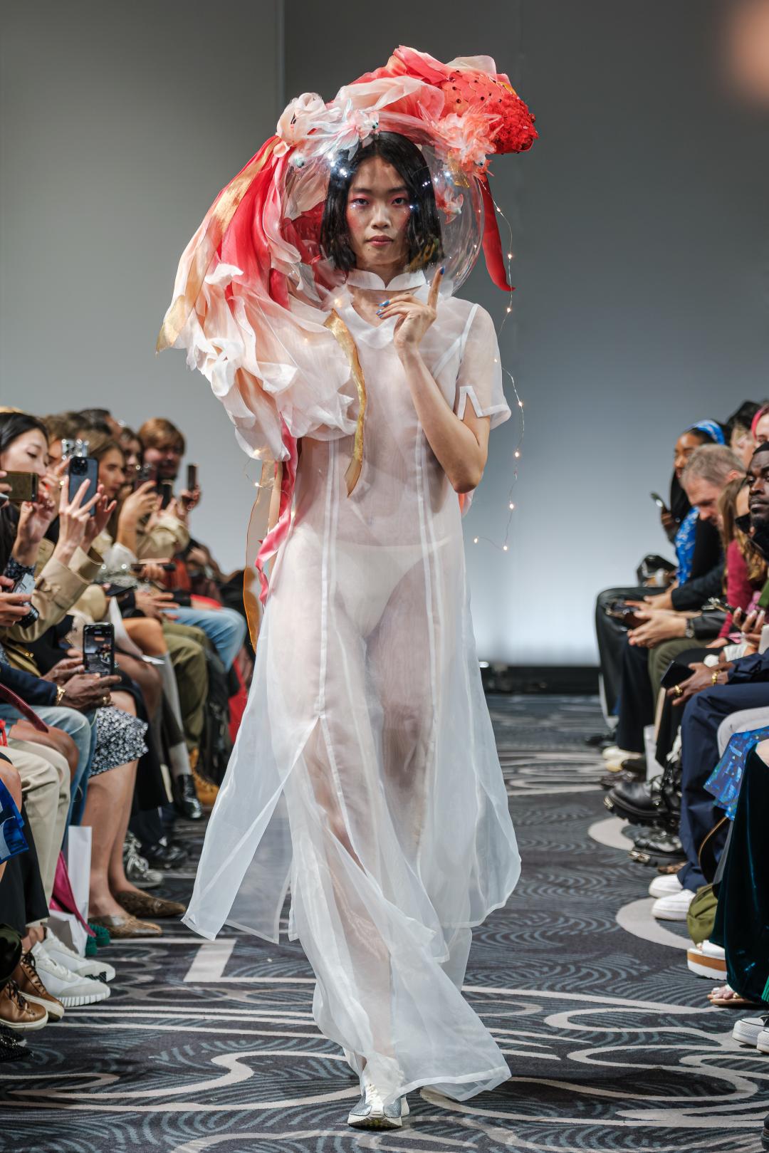 以《桃太郎》的奇幻故事為靈感，Apujan採用輕盈紗質書寫新世代旗袍的浪漫印象。