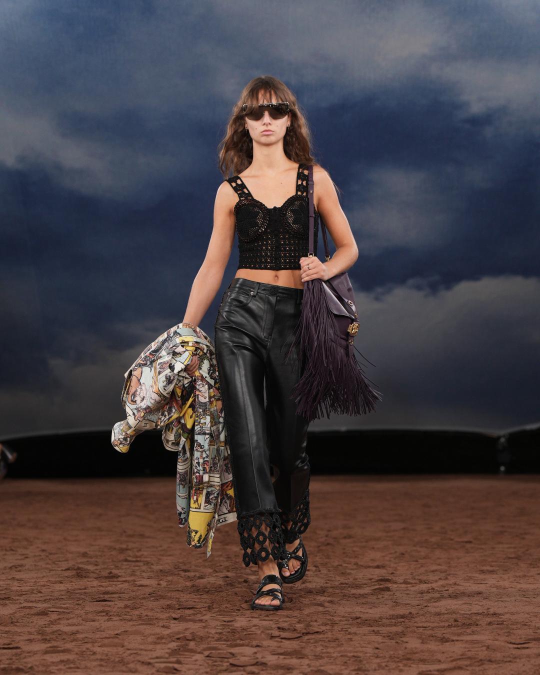 黑色鉤針背心搭配皮褲與macramé褲腳裝飾，Burberry展現隨興不羈的街頭新風格。