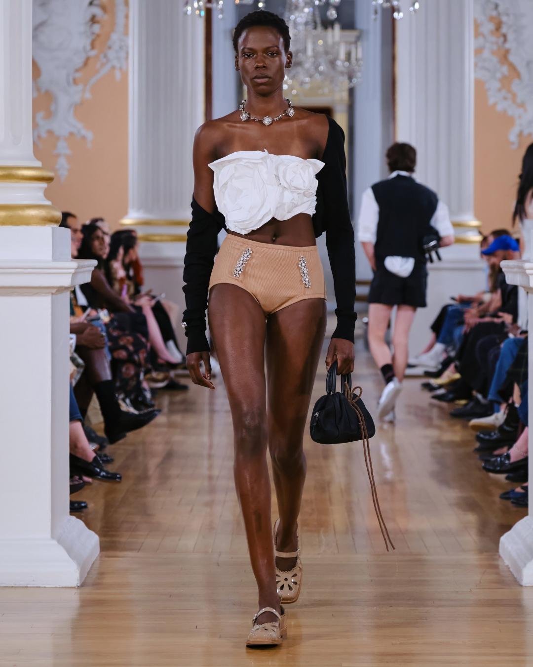 蓬鬆花卉上衣搭配水晶刺繡熱褲，Simone Rocha重畫出禮服與日常輪廓的界線。（翻攝Simone Rocha官網）